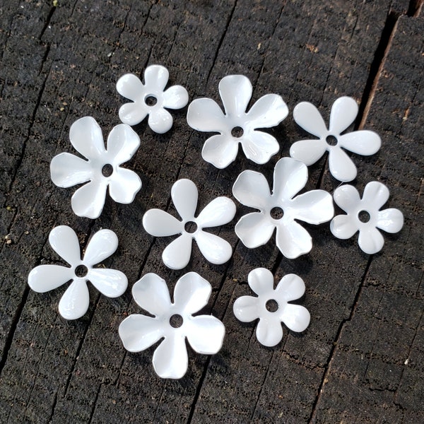 10 Stk. 13 bis 18mm Weiße Metall Blütenschichten weiß bemalt kleine Emaille Blumen Braut Haarschmuck Weiße Emaille Blumen FLAY7