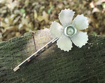 Mini fermaglio per capelli con fiore in metallo bianco, fermaglio per capelli con fiore smaltato bianco, per damigella d'onore, tono argento con perla sintetica ACC68