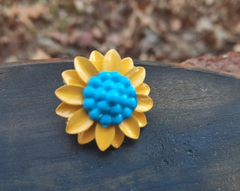Pequeño mini pin de girasol 1 pulgada broche de flor de esmalte o tachuela de corbata *Dona a Ucrania* Pin de dispersión de solapa de metal pequeño amarillo y azul FB214