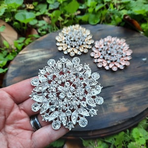 Women's Brooches Retro Flower Stylish Classic Brooch Jewelry White Silver  For Party Festival 2024 - $9.49