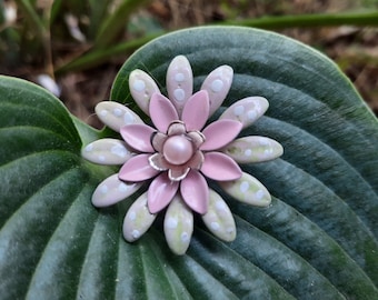 Broche pequeño de flores esmaltadas en rosa y verde, alfiler de dispersión de lunares FB257