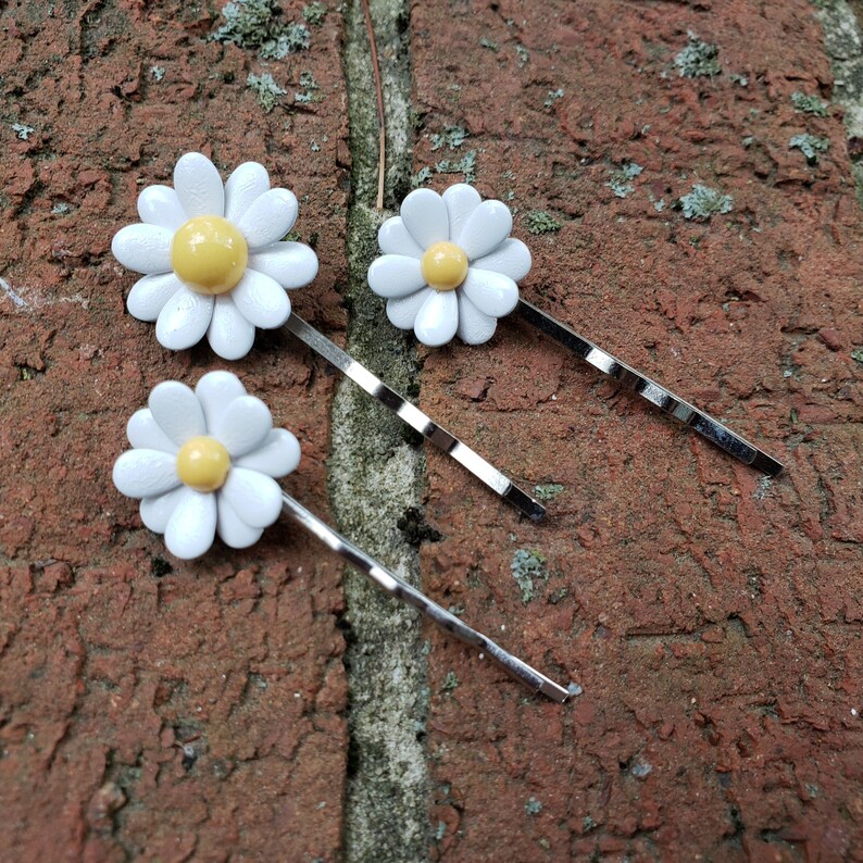 Mini Daisies Metal Flower Hair Pin Set of 3 Enamel Flower Bobby Pins White and Yellow Tiny Daisy Bridesmaid Bridal Hair Barrettes ACC35