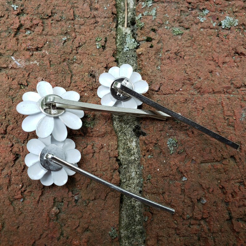 Mini Daisies Metal Flower Hair Pin Set of 3 Enamel Flower Bobby Pins White and Yellow Tiny Daisy Bridesmaid Bridal Hair Barrettes ACC35