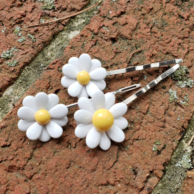 Mini Daisies Metal Flower Hair Pin Set of 3 Enamel Flower Bobby Pins White and Yellow Tiny Daisy Bridesmaid Bridal Hair Barrettes ACC35