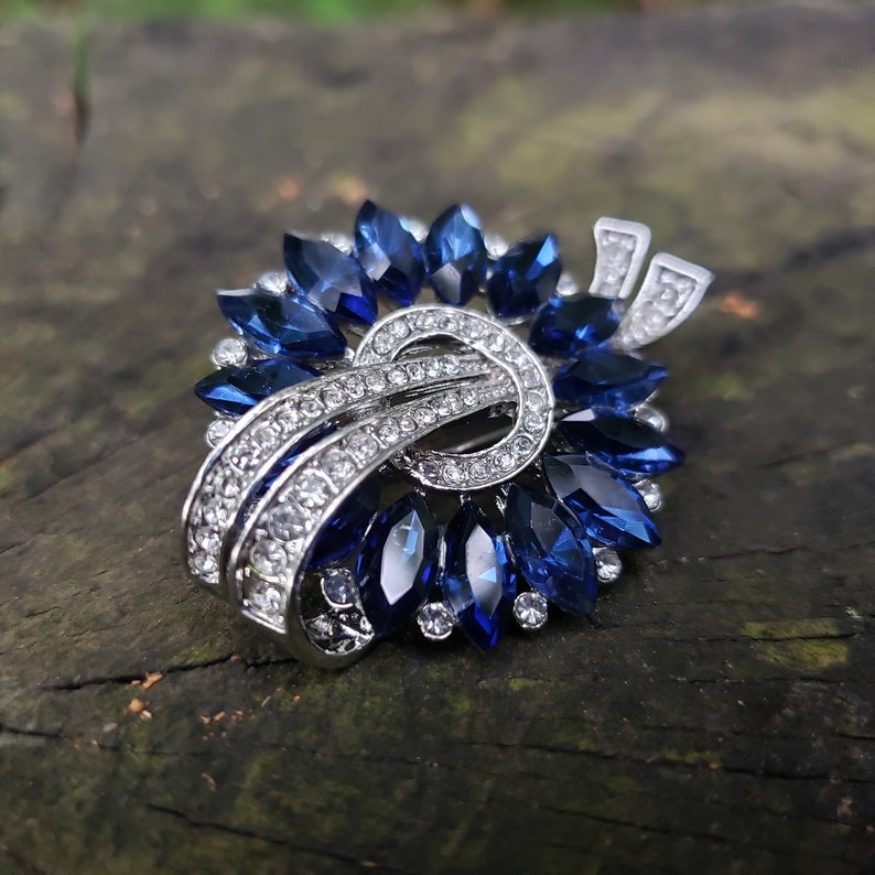 Small Navy Blue Rhinestone Embellishment or Pin Silver Tone Rhinestone Wreath Sash Decoration Brooch SBL49