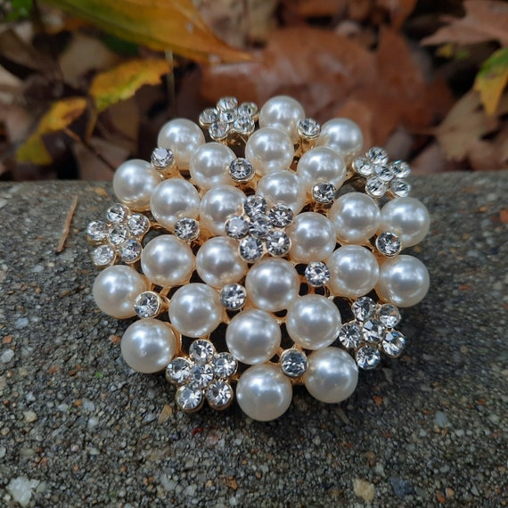 Small Rhinestone Pins for Adding Embellishment - China Brooch and