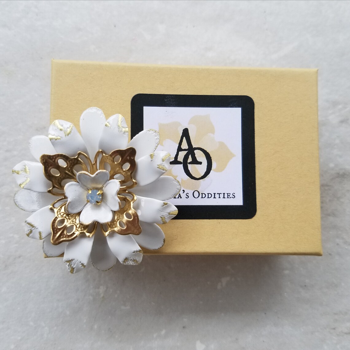 Distressed Weiße Emaille Blumen Brosche Gold Ton und Weiß | Etsy