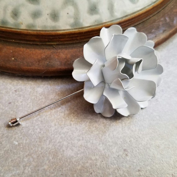 Large White and Silvertone Painted Metal Flower Lapel Pin Enamel Rhinestone Daisy 