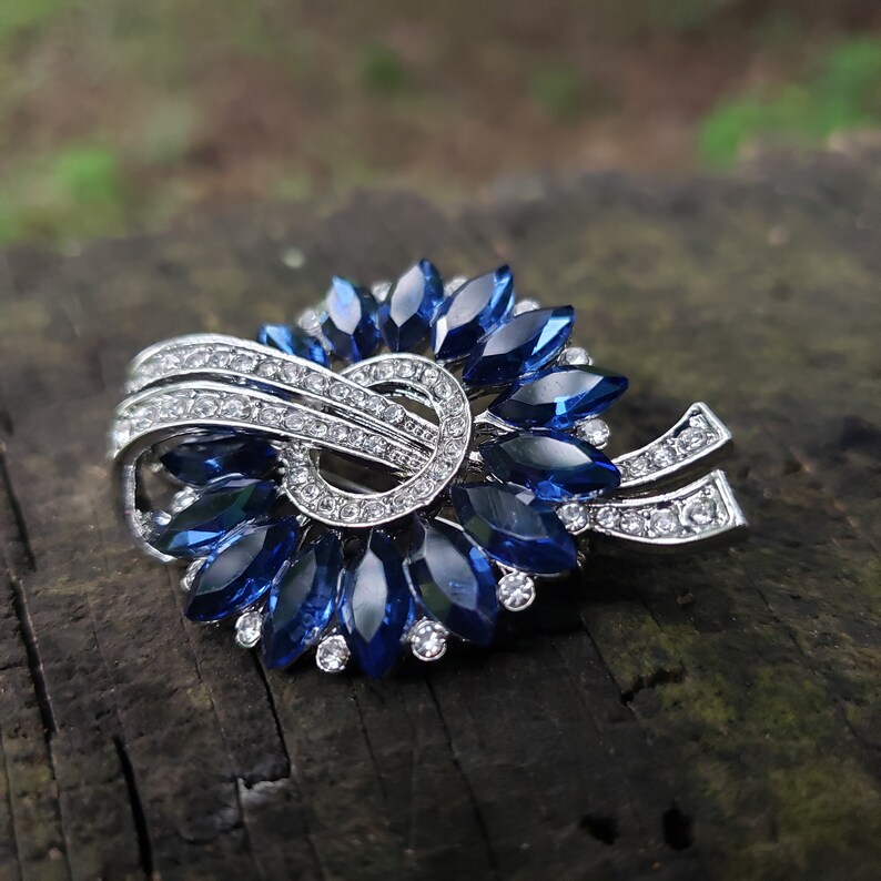 Small Navy Blue Rhinestone Embellishment or Pin Silver Tone Rhinestone Wreath Sash Decoration Brooch SBL49