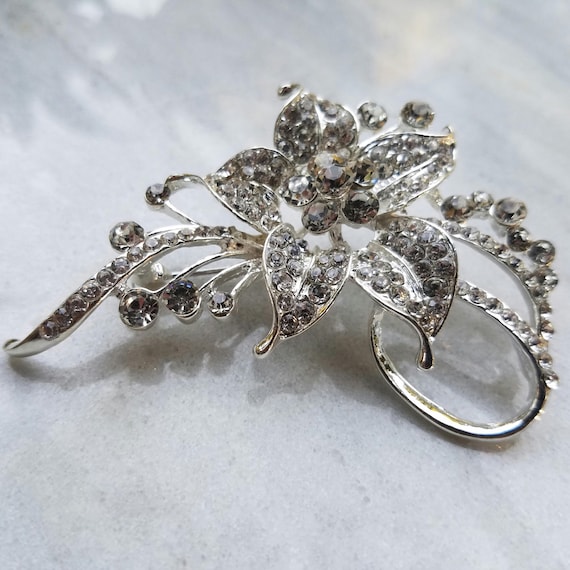 gyujnb Brooches for Women Vintage Rose Brooch Female Diamond Encrusted Flower Pin Coat Suit Accessory Buckle Brooches in Jewelry, Women's, Size: One size