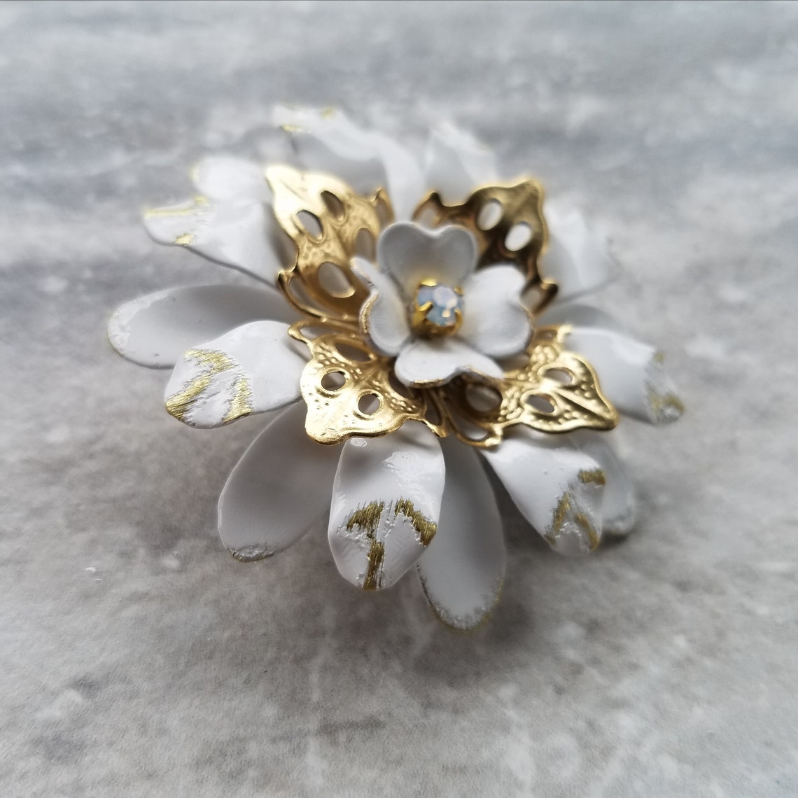 Distressed Weiße Emaille Blumen Brosche Gold Ton und Weiß | Etsy