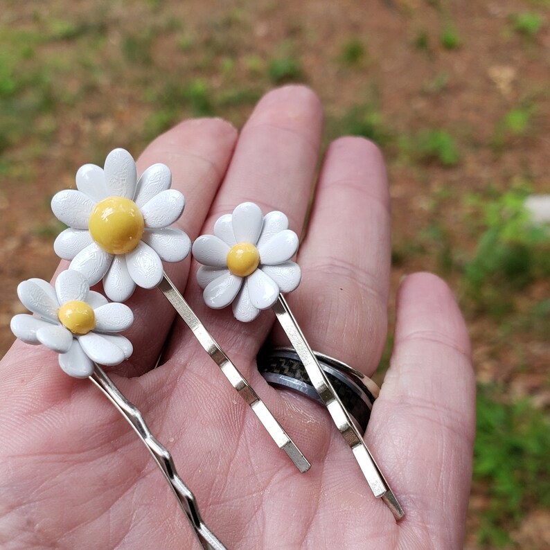 Mini Daisies Metal Flower Hair Pin Set of 3 Enamel Flower Bobby Pins White and Yellow Tiny Daisy Bridesmaid Bridal Hair Barrettes ACC35