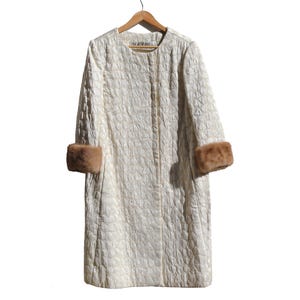 1960er I Magnin Gold Brokat Abend Swing Coat mit Pelzmanschetten, 50er Jahre Dior Look Retro Glam Hochzeitsmantel
