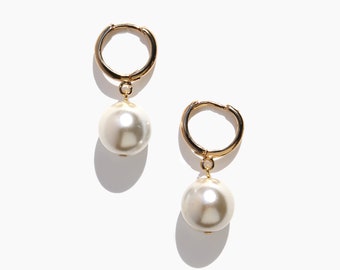 Pearl huggies / Huggie hoop with pearl drop / Round pearl huggies / Large pearl huggie / Gold plated / Pearl hoop earrings / Small hoop
