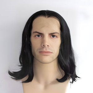 Könnte beinhalten: Eine schwarze Perücke mit langen, glatten Haaren, die bis zu den Schultern reichen. Die Perücke ist mit einem Mittelscheitel gestylt und hat ein natürlich aussehendes Finish.
