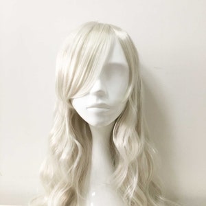 女性用シルバーホワイトロングカーリーウィッグ ロング前髪付き コスプレアニメウィッグ 超ロングヘアウィッグ コスチューム ハロウィンパーティー用