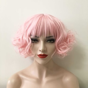 Women Classic Retro 80&#39;s Pink Curly Wavy Short Fringe Bangs Hair Wig Free Cap