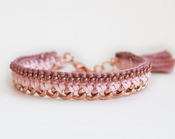 Bracciale all'uncinetto in oro rosa con catena grossa, bracciale di nappa rosa polveroso con perline, bracciale boho