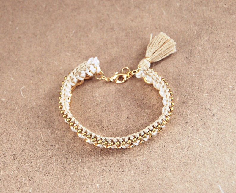 Beige crochet bracelet with chunky chain, cream tassel bracelet with beads, boho bracelet, beige and gold image 2
