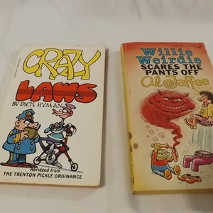 Twee grappige, humoristische paperbackboeken Willie Weirdie en Crazy Laws Zie beschrijving voor details afbeelding 1