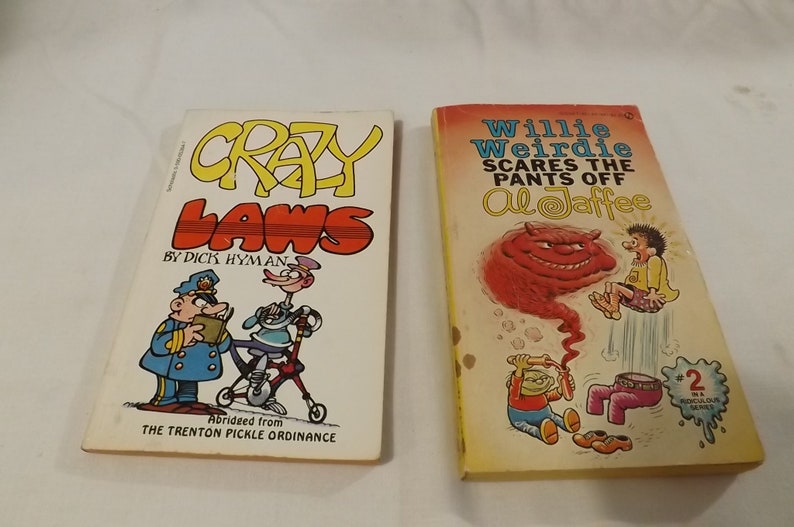 Twee grappige, humoristische paperbackboeken Willie Weirdie en Crazy Laws Zie beschrijving voor details afbeelding 1