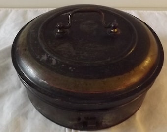 Boîte ronde antique en métal avec couvercle à loquet - Voir la description pour plus de détails