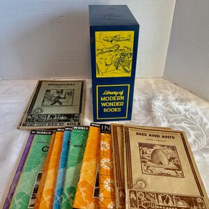 Vintage 1940er / 50er Jahre Bibliothek für moderne Wunderbücher & Weltgeographieleser, 13er-Set mit Original Metall Aufbewahrungsbox