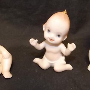 Trzy porcelanowe figurki Lefton Kewpie – zobacz opis, aby uzyskać szczegółowe informacje