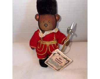 Vintage Russ Berrie Teddy Town 'Royal Guard'-beerbeeldje met label, artikel 13762
