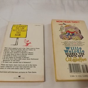 Twee grappige, humoristische paperbackboeken Willie Weirdie en Crazy Laws Zie beschrijving voor details afbeelding 2
