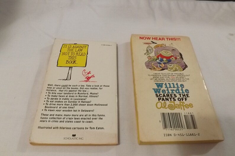 Twee grappige, humoristische paperbackboeken Willie Weirdie en Crazy Laws Zie beschrijving voor details afbeelding 2