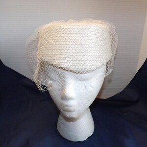 VINTAGE | Plaza Suite for BETMAR | Ladies Cream White Fishnet Veil Bow Wool Hat VINTAGEPlaza Suite for BETMARLadies Cream White Fishnet Veil  main image 4