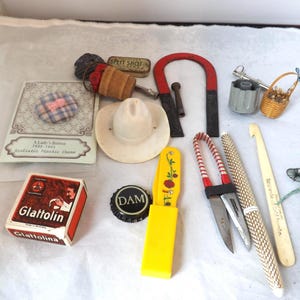 Viele kleine Vintage Antik Artikel Junk Schublade Artikel