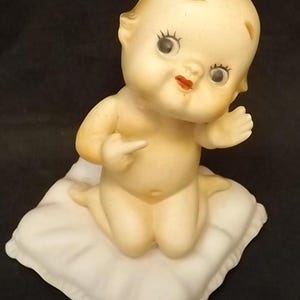 Lefton Kewpie klęczący na poduszce - zobacz opis, aby uzyskać szczegółowe informacje