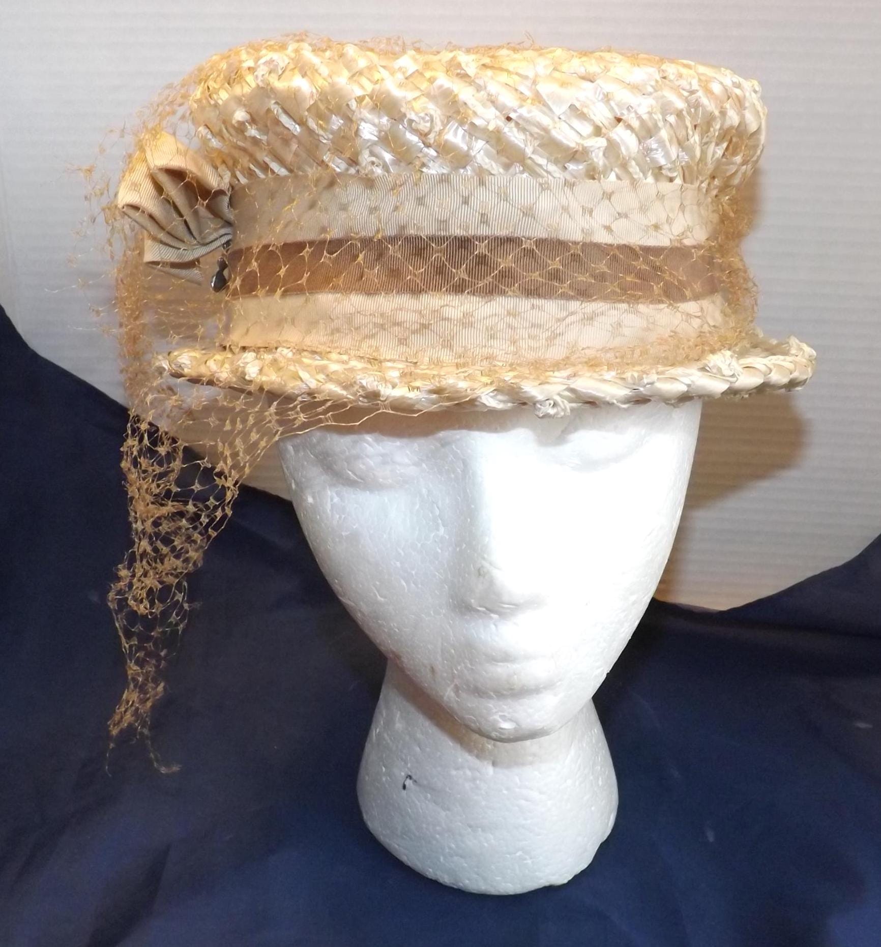 Vintage 1950s Birdcage Veil Cocktail Hat Jackie O Champagne Straw Vtg 1950s/60s Champagne Straw Pillbox Hat With Birdcage Veil  main image 4