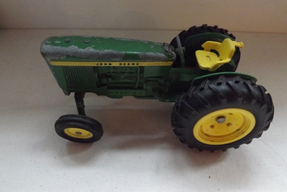 old metal john deere toy tractor