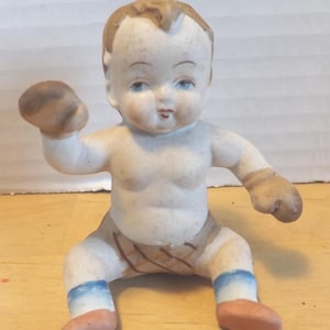 Bisque baby met bokshandschoenen -
