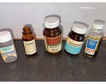 Lote de frascos de remédios antigos de boticário - Frascos de vitamina C âmbar da Target, década de 1970.
