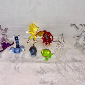 Lot de figurines vintage et modernes - Pokémon Mewtwo Reshiram, Super Sonic, Bakugan Dragonoid