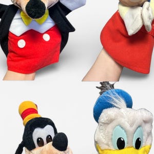 以下が含まれることがあります： ディズニーキャラクターのぬいぐるみハンドパペット4体。ミッキーマウスは黒、赤、白、ピノキオは赤と黄色、グーフィーはオレンジと緑、ドナルドダックは青と黄色。