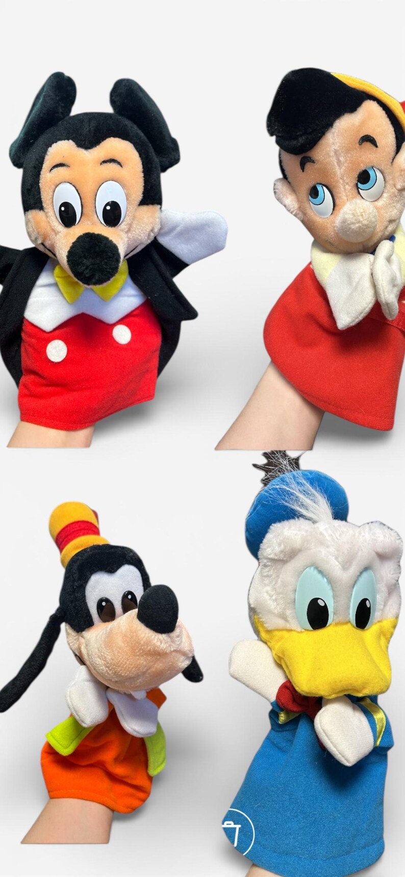以下が含まれることがあります： ディズニーキャラクターのぬいぐるみハンドパペット4体。ミッキーマウスは黒、赤、白、ピノキオは赤と黄色、グーフィーはオレンジと緑、ドナルドダックは青と黄色。