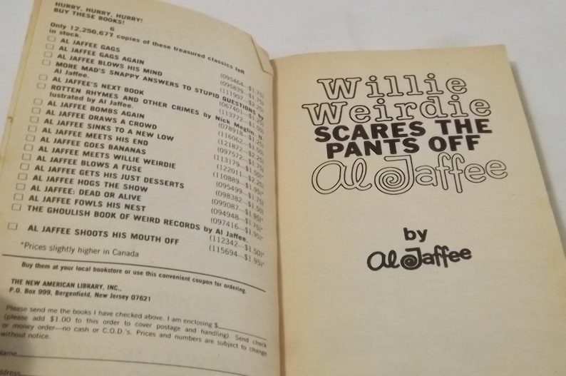 Twee grappige, humoristische paperbackboeken Willie Weirdie en Crazy Laws Zie beschrijving voor details afbeelding 7