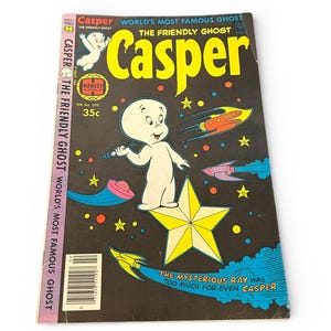 以下が含まれることがあります： ヴィンテージのフレンドリーゴーストキャスパーのコミックブック。表紙にはキャスパー、大きな黄色の星、カラフルな宇宙船が黒い背景に描かれています。「Casper」、「World's Most Famous Ghost」、「The Mysterious Ray Was Too Much For Even Casper」などのテキストが含まれています。