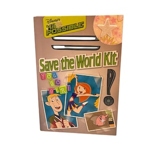 Puede incluir: Una caja "Kit para salvar el mundo" de Kim Possible con personajes de dibujos animados y el texto "Save the World Kit". La caja tiene un adorno en forma de estrella y la frase "You go girl".