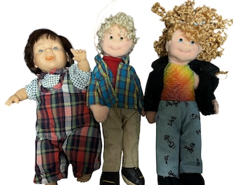 Muñecas de tela vintage de los 90 y muñecas con overoles a cuadros, lote de 3 / Adornos retro de tela para estante