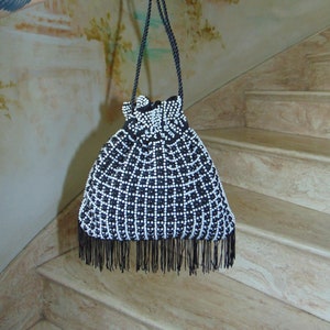 Bolso de mano vintage de plástico con cordón y cuentas, estilo bohemio, con flecos en blanco y negro, de los años 60