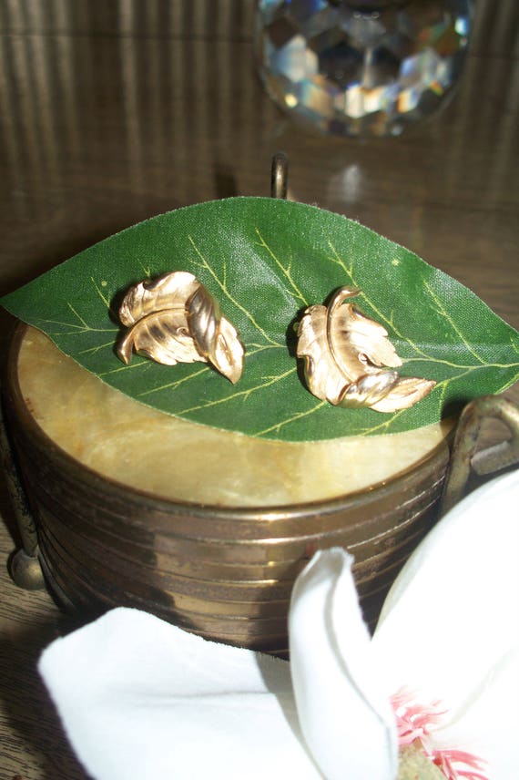 Mid Century Signed " Trifari " Brushed Gold Tone Turn… Gem