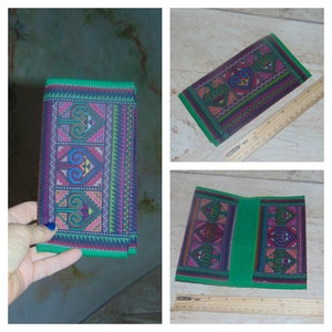 Vintage Needle Point Green con estampado multicolor acentuado Bi Fold o Checkbook Wallet / Pocketbook