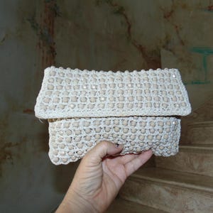 Bolso de mano de crochet y cuentas de The May Company, estilo años 60, estilo bohemio costero y playero, de paja color beige crema