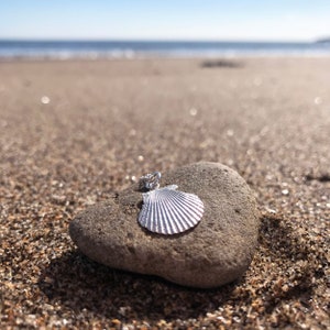Silver Clam Shell Pendant with Pearl